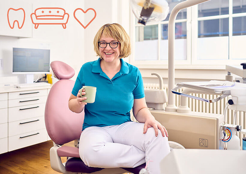 Zahnärztin Dr. Manuela Ringier sitzt lachend auf dem Behandlungsstuhl in ihrer Zahnarztpraxis Zahnstube in Erlangen.
