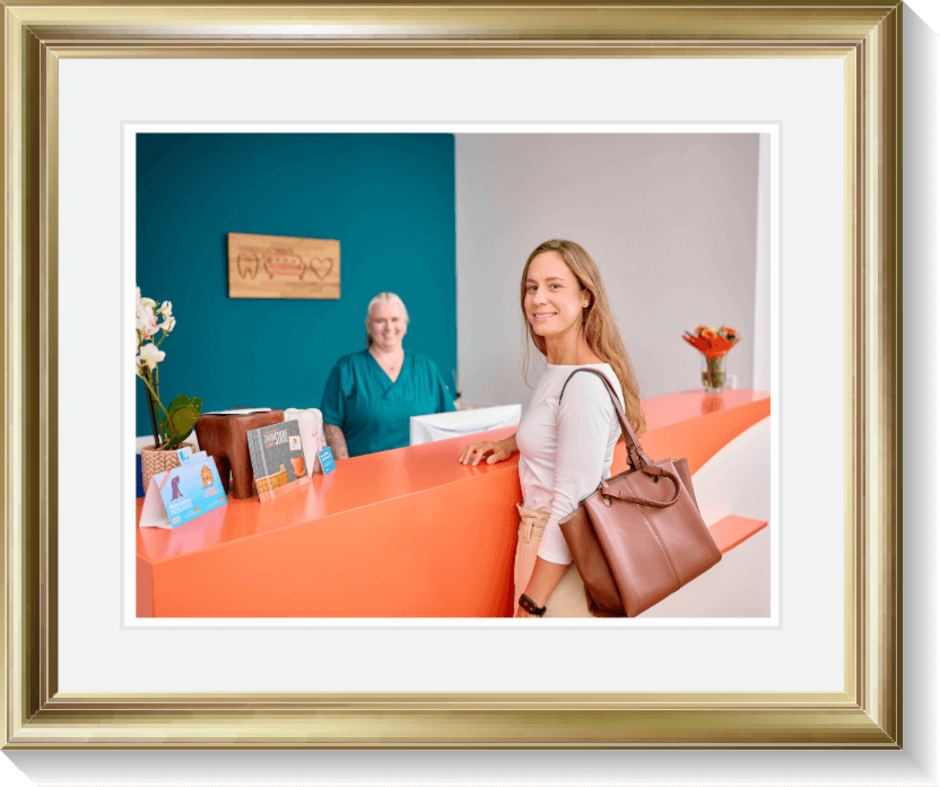 Eine Kundin steht an der Rezeption der Zahnarztpraxis Dr. Manuela Ringlers Zahnstube in Erlangen