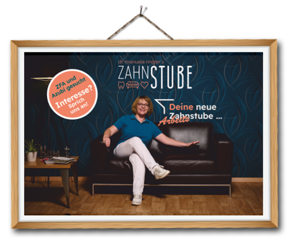 Bild Dr. Ringler auf Sofa mit freien Platz für den / die neuen Mitarbeiter*in