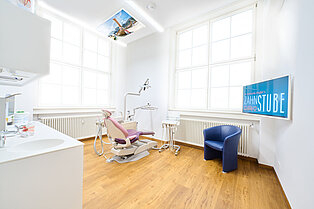 Ein Blick in einen Behandlungsraum der Zahnarztpraxis Zahnstube in Erlangen: Hier empfängt Zahnärztin Dr. Ringler ihre Patient*innen