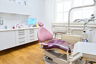 Ein rosafarbener Behandlungsstuhl auf dem Zahnärztin Dr. Ringler in ihrer Zahnarztpraxis Zahnstube in Erlangen Patient*innen behandelt