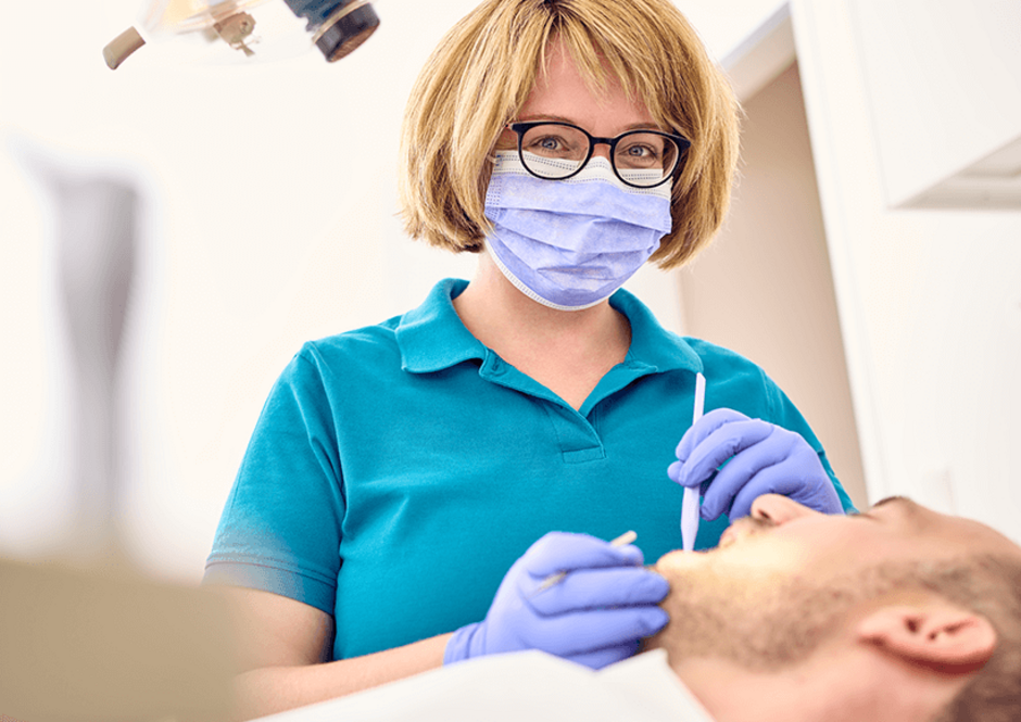 Zahnärztin Dr. Ringler in einer Behandlungssituation in ihrer Zahnarztpraxis Zahnstube in Erlangen