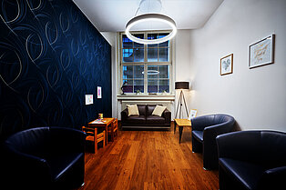 Das gemütliche Wartezimmer der Zahnarztpraxis Dr. Manuela Ringlers Zahnstube in Erlangen