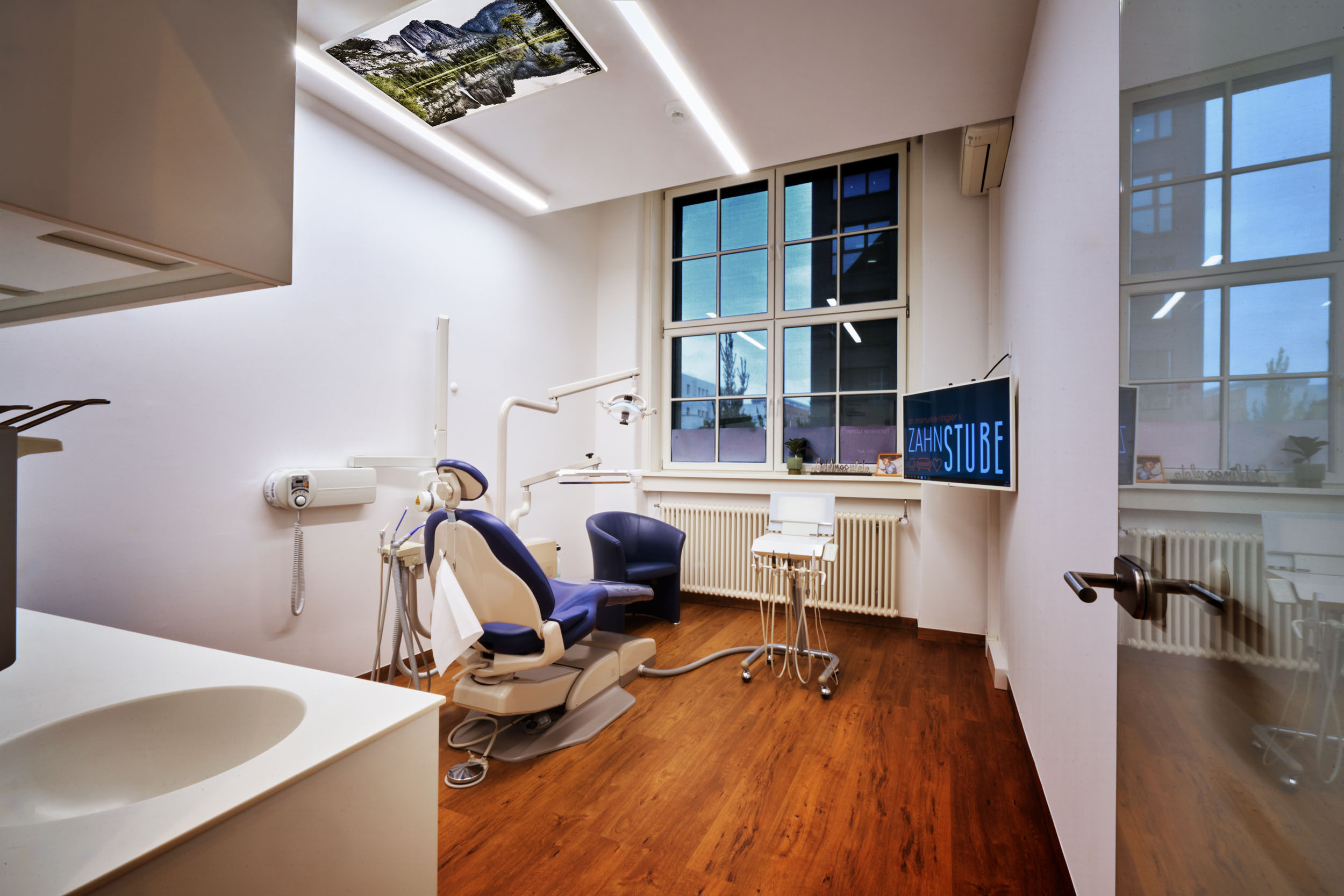 Ein Behandlungsraum in der Zahnarztpraxis Dr. Manuela Ringlers Zahnstube in Erlangen im Licht der Dämmerung