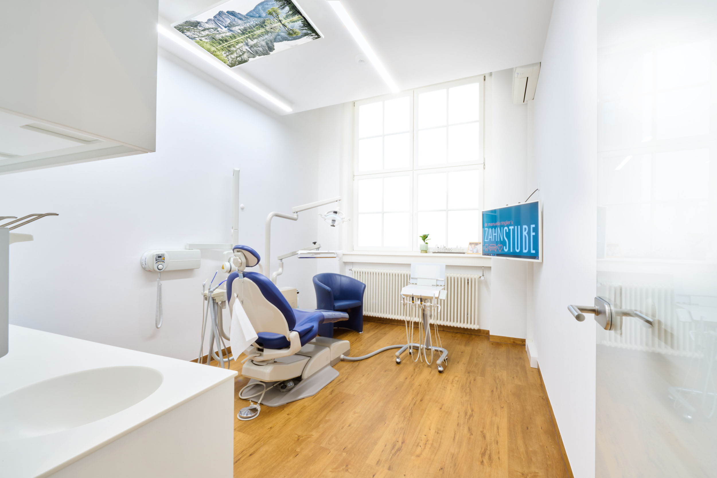 Ein Behandlungsraum in der Zahnarztpraxis Dr. Manuela Ringlers Zahnstube in Erlangen