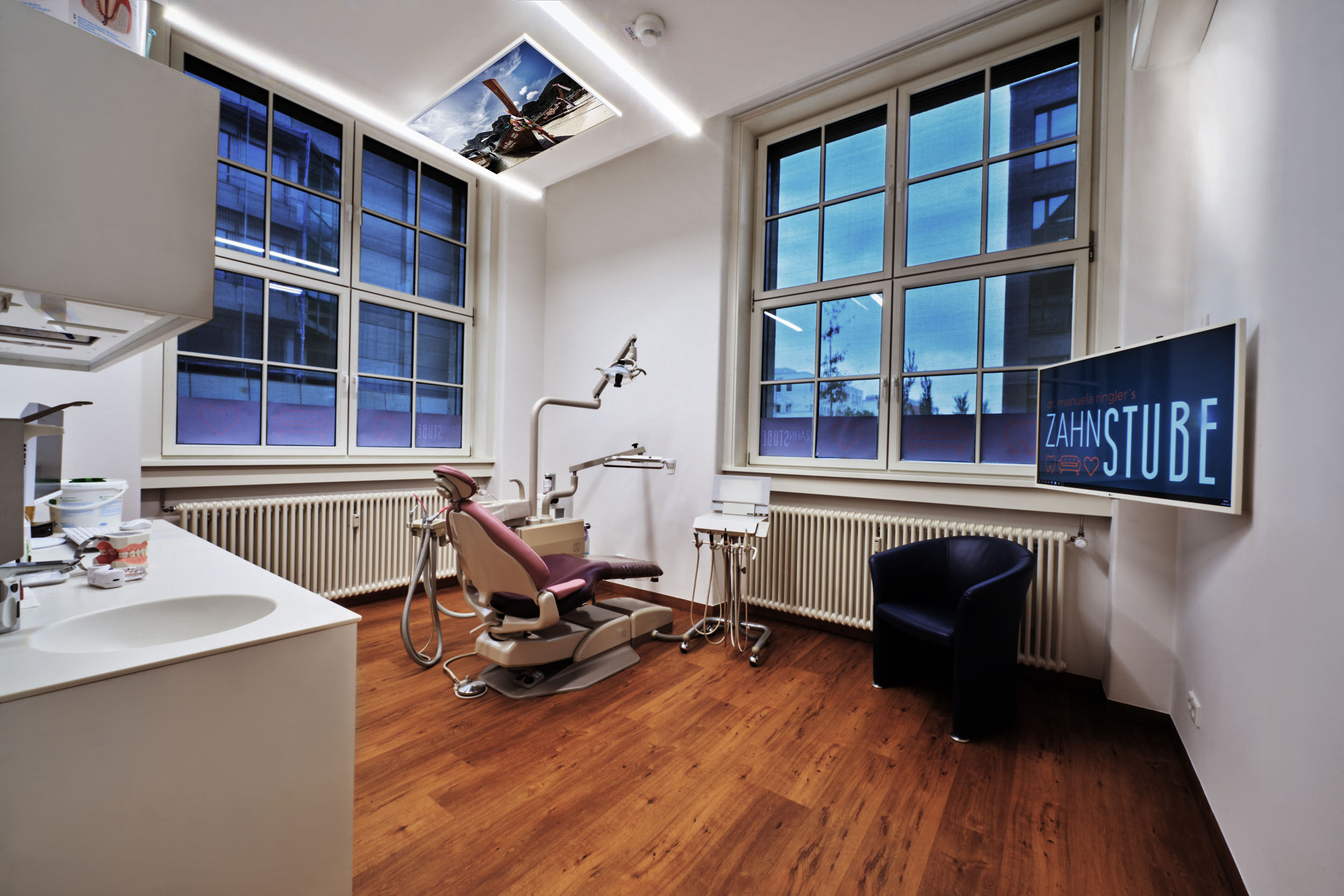 Ein Blick in einen Behandlungsraum der Zahnarztpraxis Zahnstube in Erlangen: Hier empfängt Zahnärztin Dr. Ringler ihre Patient*innen