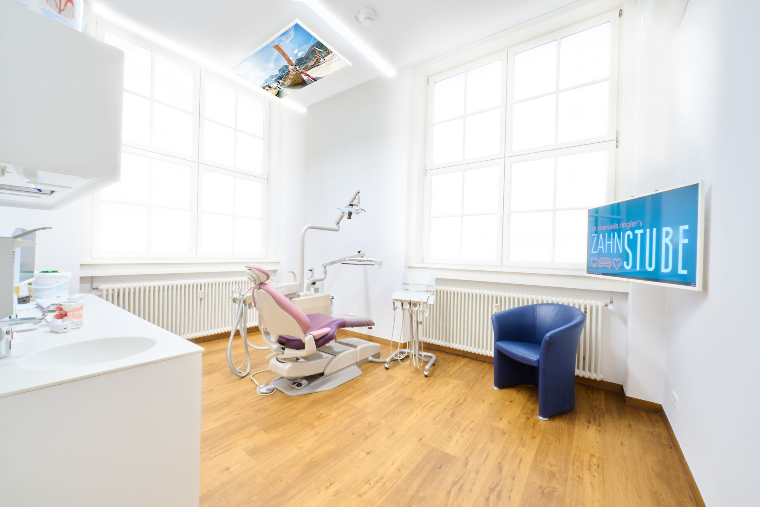 Ein Blick in einen Behandlungsraum der Zahnarztpraxis Zahnstube in Erlangen: Hier empfängt Zahnärztin Dr. Ringler ihre Patient*innen