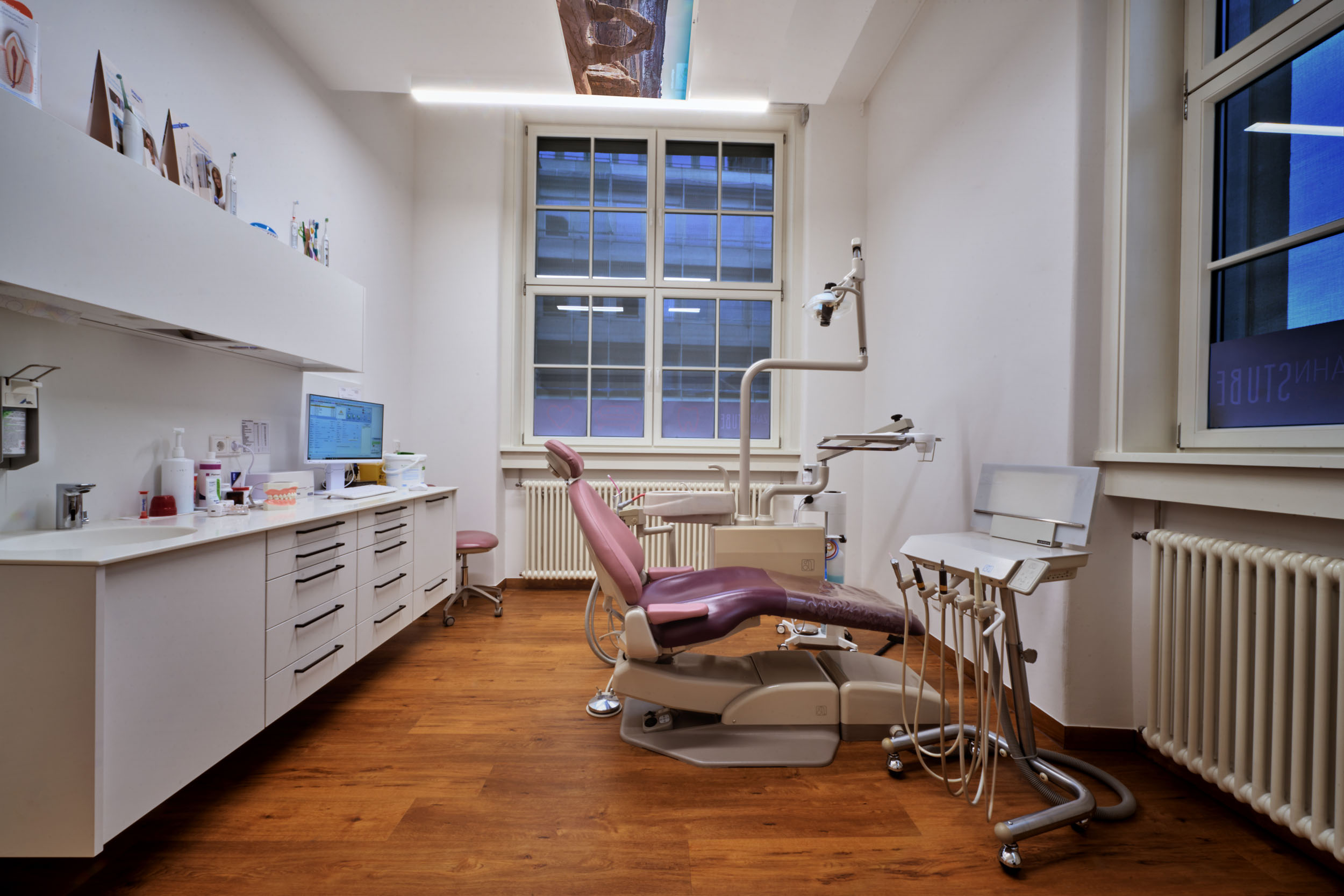 Ein Behandlungszimmer der Zahnarztpraxis Dr. Manuela Ringlers Zahnstube in Erlangen im Licht der Dämmerung