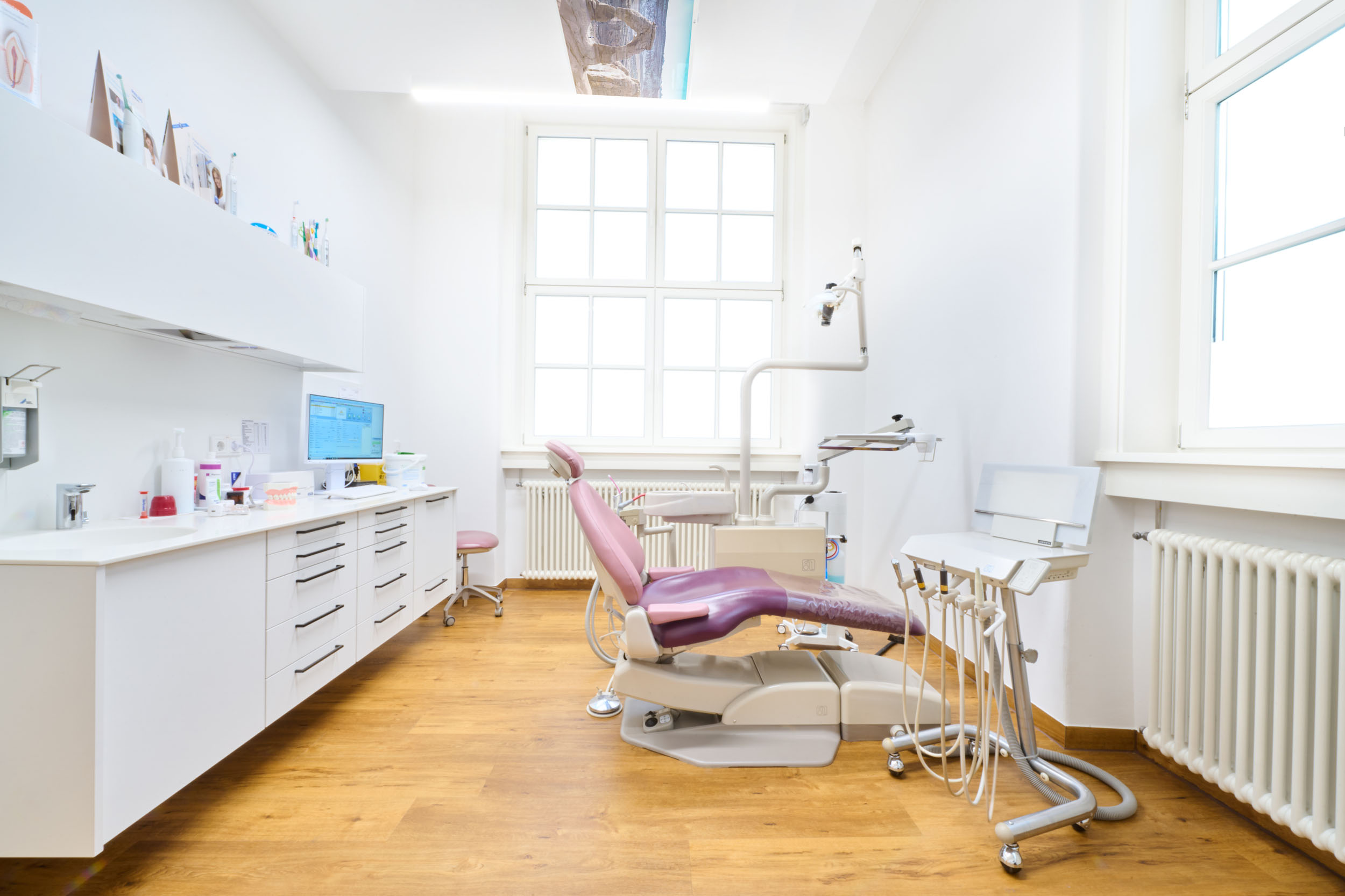 Ein Behandlungszimmer der Zahnarztpraxis Dr. Manuela Ringlers Zahnstube in Erlangen