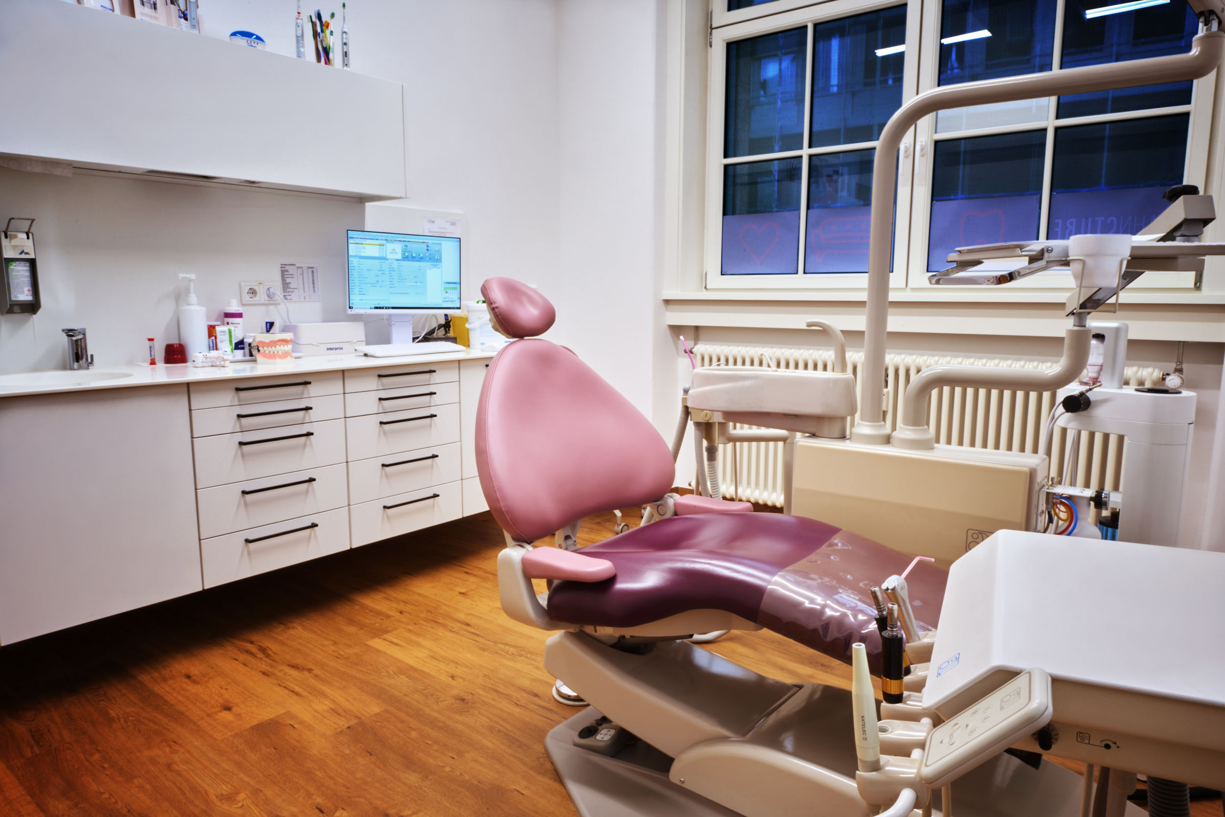 Ein Behandlungsstuhl in der Zahnarztpraxis Dr. Manuela Ringlers Zahnstube in Erlangen im Licht der Dämmerung